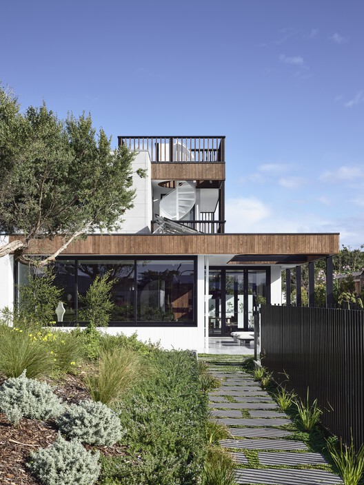 Sorrento Beach House / Jost Architects - Экстерьерная фотография, окна, фасад, сад