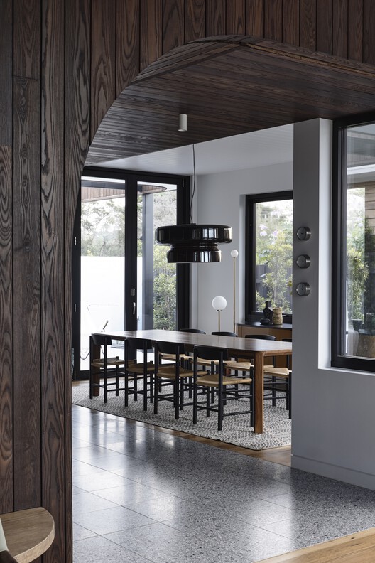 Sorrento Beach House / Jost Architects - Интерьерная фотография, Столовая, Балка, Окна