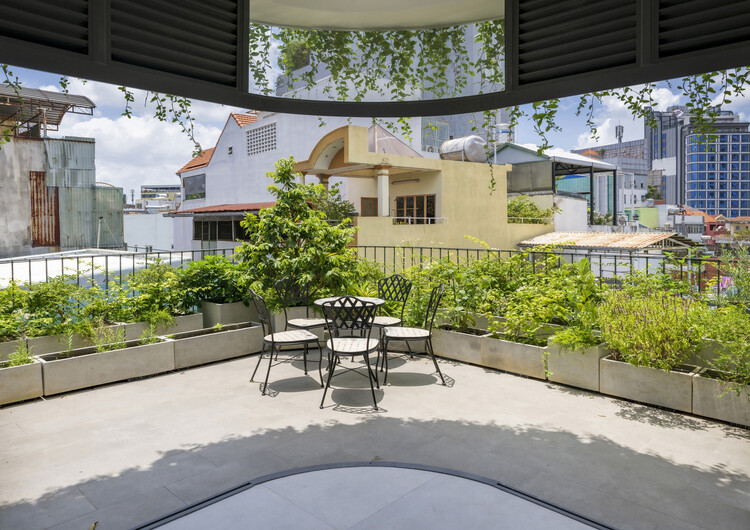 Secret Garden House / ROOM+ Design & Build - Фото экстерьера, Стол, Окна, Стул, Сад, Патио, Двор