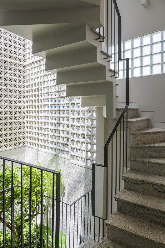 Secret Garden House / ROOM+ Design & Build - Интерьерная фотография, Лестницы, Окна, Перила