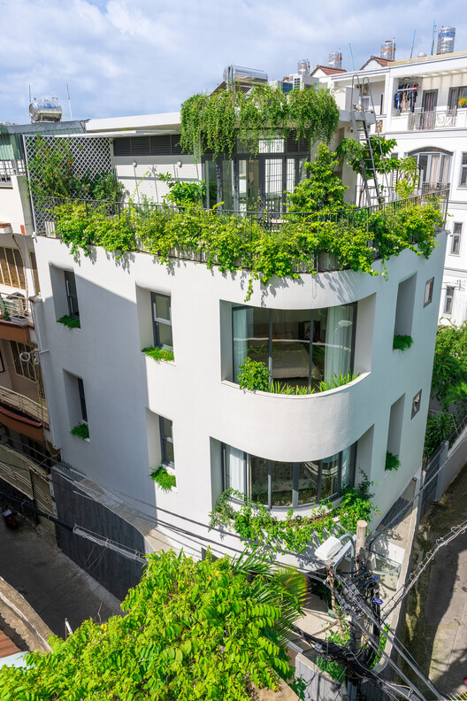 Secret Garden House / ROOM+ Design & Build - Фото экстерьера, Окна, Фасад, Балкон