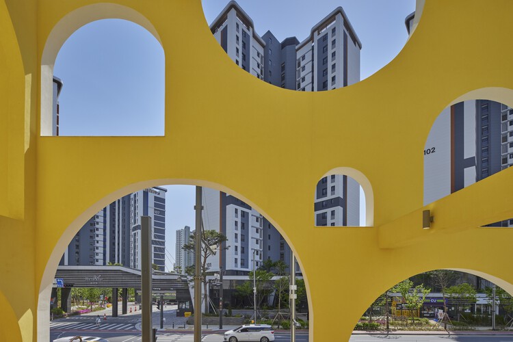 Детский сад Songpa Wirye / TAAL Architects - Экстерьерная фотография, фасад, арка, аркада