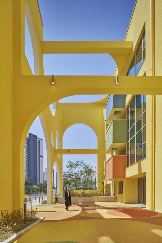 Детский сад Songpa Wirye / TAAL Architects - Внутренняя фотография, фасад, арка