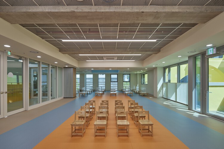 Детский сад Songpa Wirye / TAAL Architects - Интерьерная фотография, стол, стул