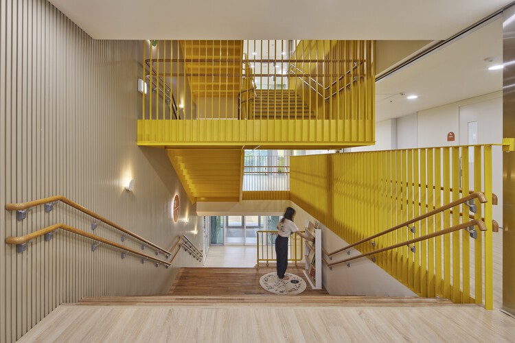 Детский сад Songpa Wirye / TAAL Architects - внутренняя фотография, лестницы, окна, перила