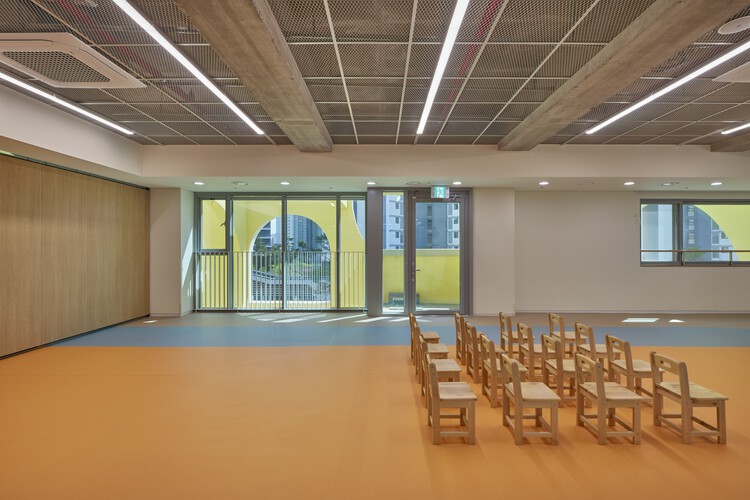 Детский сад Songpa Wirye / TAAL Architects - Внутренняя фотография, стул, окна