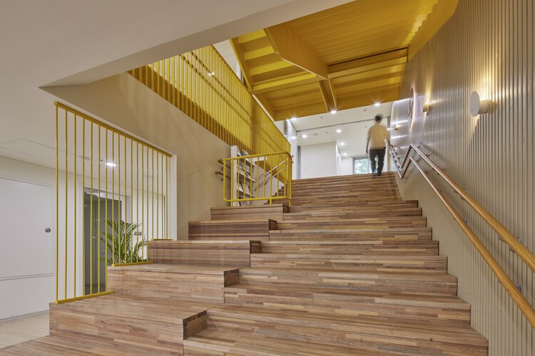 Детский сад Songpa Wirye / TAAL Architects - внутренняя фотография, лестницы, окна, перила