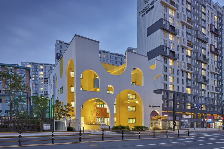 Детский сад Songpa Wirye / TAAL Architects - Экстерьерная фотография, окна, фасад, городской пейзаж