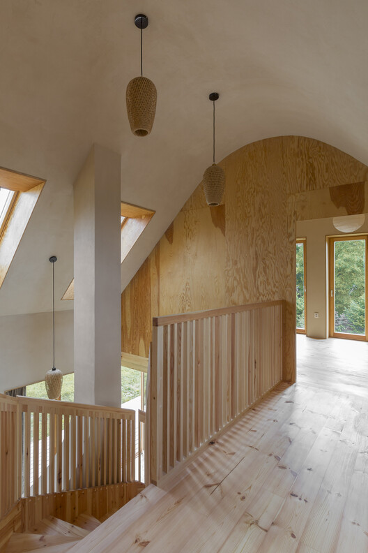 Casa De Mi Luna / Studio Circle Growth - Интерьерная фотография, окна, балка, перила