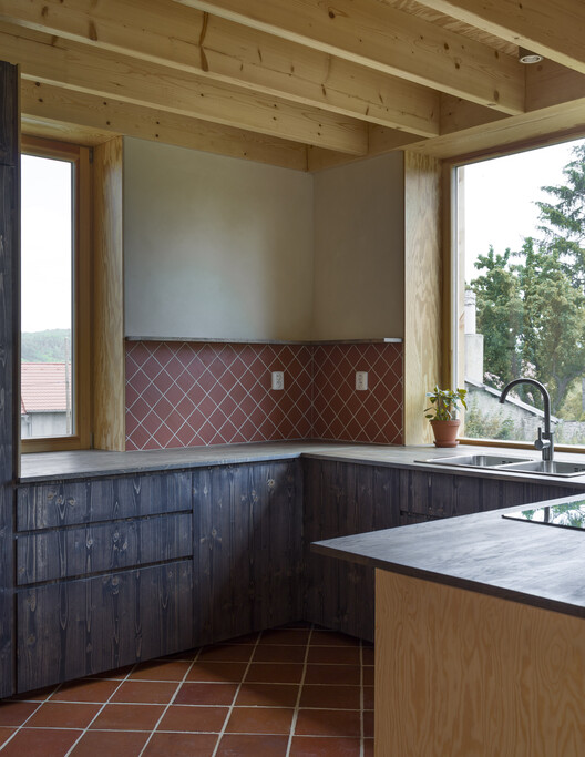 Casa De Mi Luna / Studio Circle Growth - Интерьерная фотография, Кухня, Столешница, Раковина, Балка, Окна