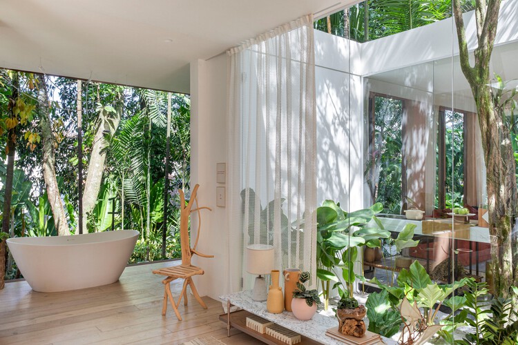 Senses House / UP3 Arquitetura - Фотография интерьера, ванна, окна, ванная комната