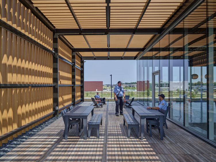 Пожарная часть Марион № 1 / OPN Architects — фотография интерьера, стул, балка