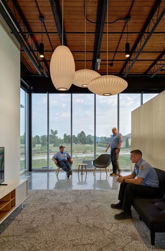 Пожарная часть Марион № 1 / OPN Architects — фотография интерьера, окна, стул