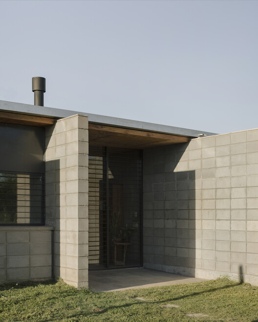Дом для Хуана и Лауры / Atelier Atlantico - Фото экстерьера, кирпич, окна, фасад