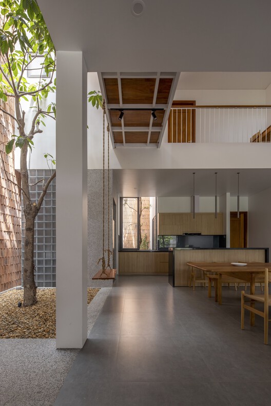 NA House / Dom Architect Studio - Фотография интерьера, стол, стул, окна, балка