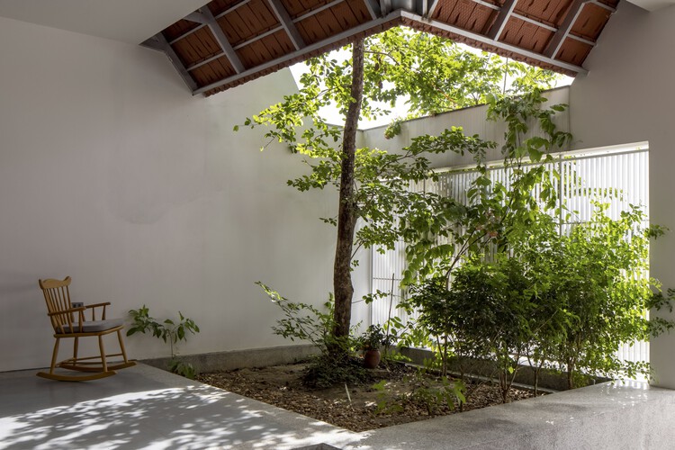 NA House / Dom Architect Studio - Фотография интерьера, стул, сад