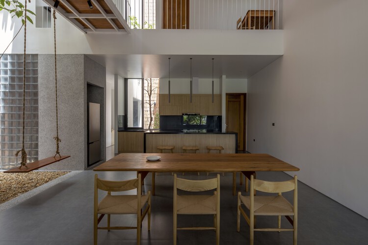 NA House / Dom Architect Studio - Фотография интерьера, стол, стул, столешница, окна, балка