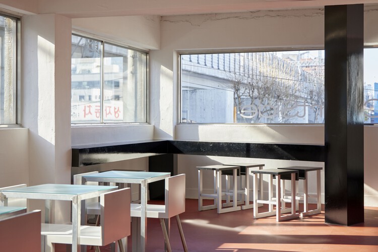 CourtSide Café / TCTC — Фотография интерьера, стол, окна, стул, столешница