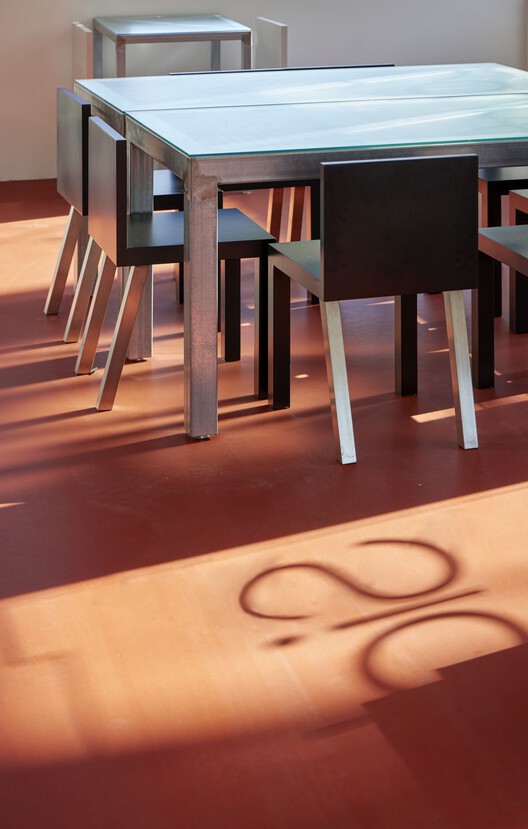 CourtSide Café / TCTC - Фотография интерьера, лестница, стол, стул, скамейка