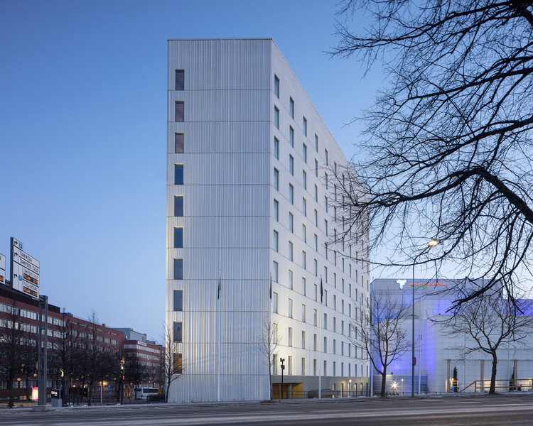 Отель Courtyard by Marriott Tampere City / ALA Architects — фотография экстерьера, фасад, окна