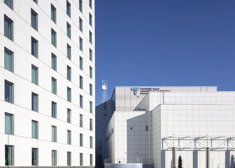 Отель Courtyard by Marriott Tampere City / ALA Architects — фотография экстерьера, окна