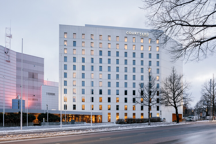 Отель Courtyard by Marriott Tampere City / ALA Architects — фотография экстерьера, окна, фасад