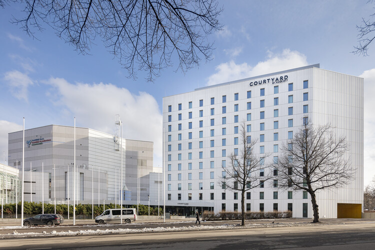 Отель Courtyard by Marriott Tampere City / ALA Architects — фотография экстерьера, окна, фасад