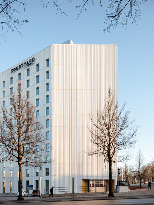Отель Courtyard by Marriott Tampere City / ALA Architects — фотография экстерьера, окна, фасад