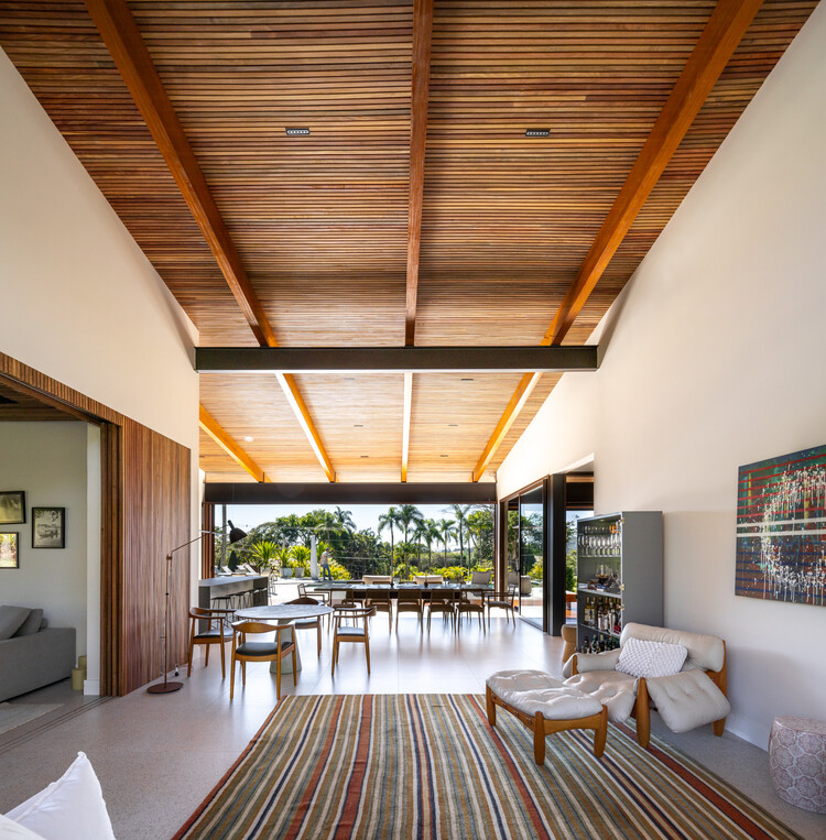 FA House / Rocco Arquitetos - Фотография интерьера, стол, балка, стул, окна
