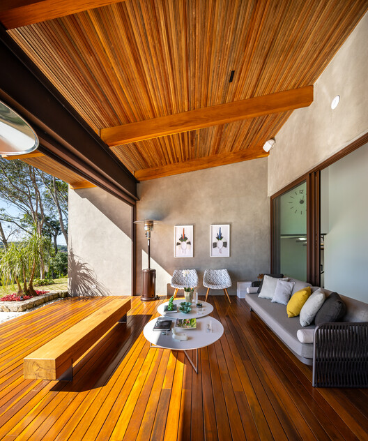 FA House / Rocco Arquitetos - Фотография интерьера, гостиная, окна, стол, балка, терраса