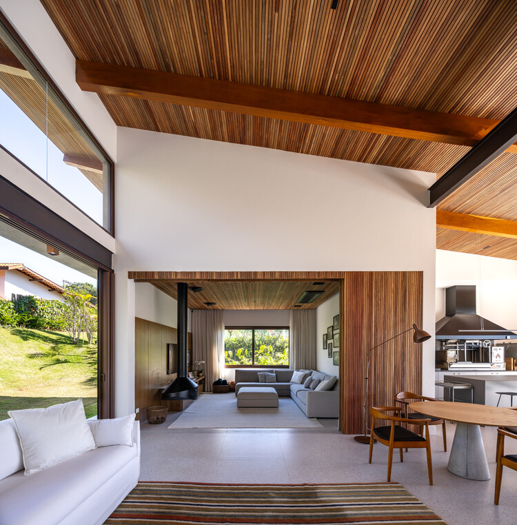 FA House / Rocco Arquitetos - Фотография интерьера, стол, балка