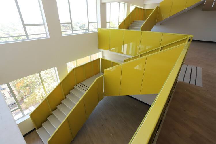 Здание штаб-квартиры UOH Rancagua / Marsino Arquitectura - Фотография интерьера, лестница
