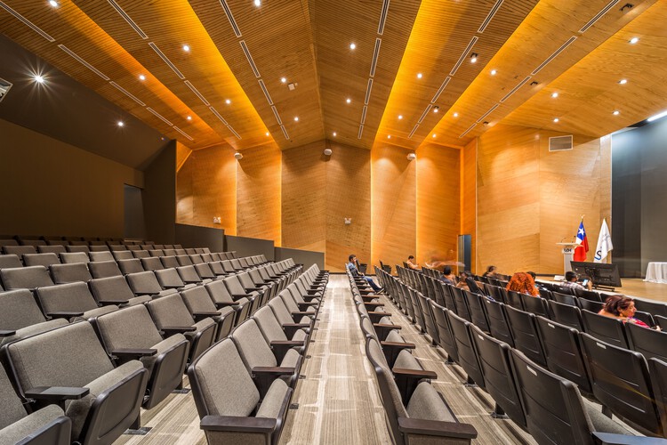 Здание штаб-квартиры UOH Rancagua / Marsino Arquitectura — фотография интерьера, гостиная, стул