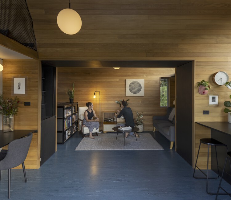 Дом-студия / William Samuels Architects — фотография интерьера, стол, дверь, стул, окна, стеллажи, балка