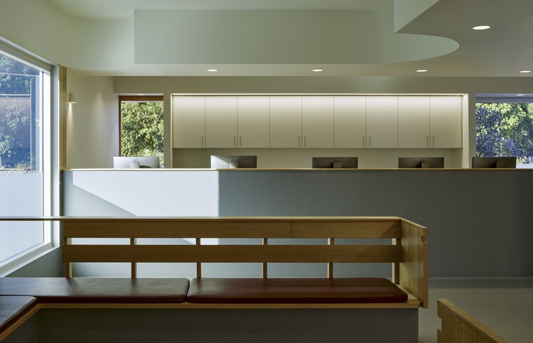 Ветеринарная больница Стаффорда / Воукс и Питерс — фотография интерьера, кухни, окон