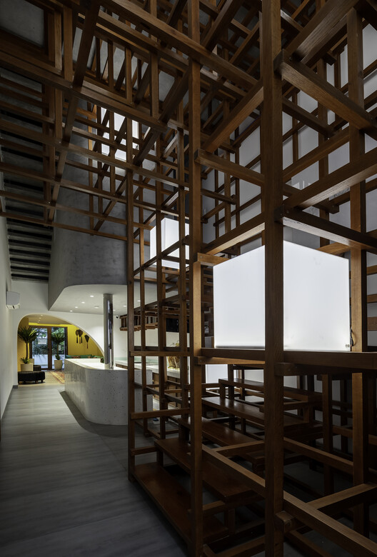 Галерея D / PI Architects - Фотография интерьера, дерево, балка