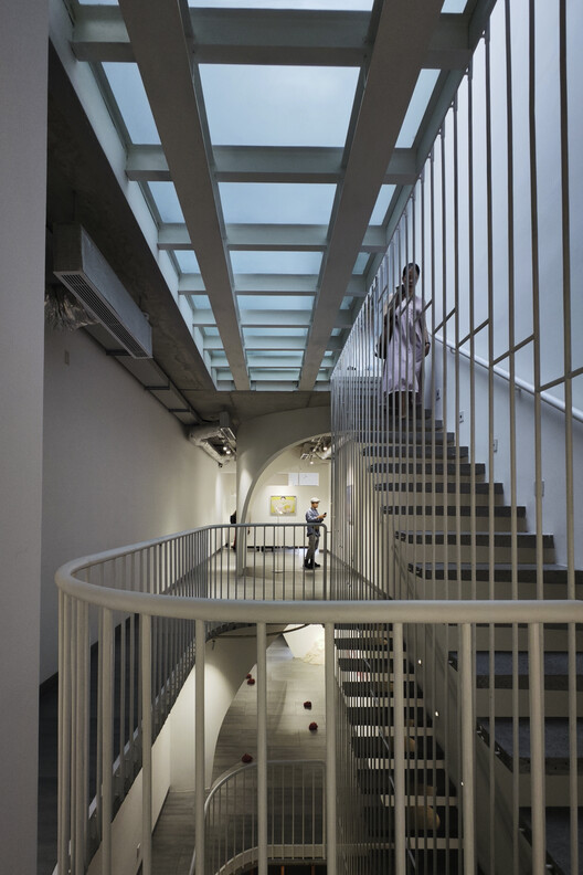 Галерея D / PI Architects - Фотография интерьера, лестница, балка, перила