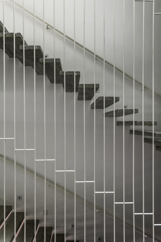 Галерея D / PI Architects - Фотография интерьера, лестница, забор, перила, сталь