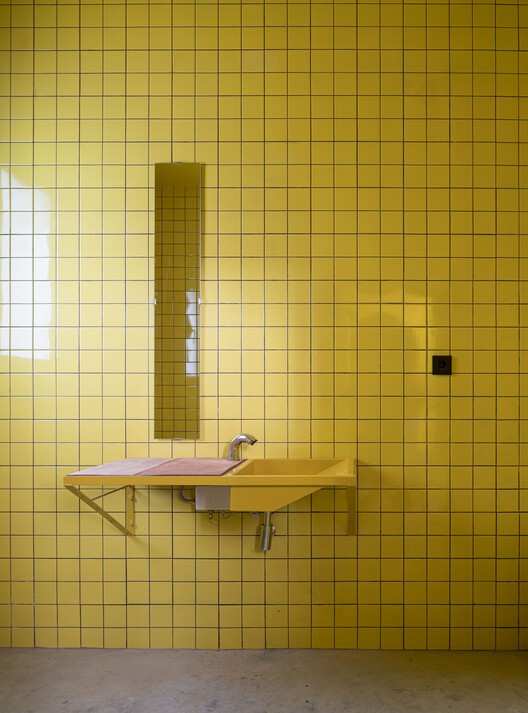 Центр фруктов и овощей Raspa y Amagado / FORarquitectura - Фотография интерьера, ванная комната, раковина