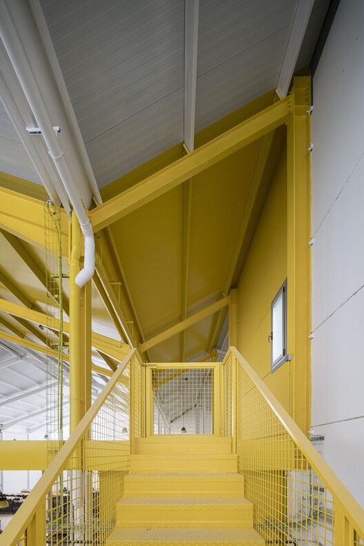 Центр фруктов и овощей Raspa y Amagado / FORarquitectura - Фотография интерьера, лестница, перила, балка