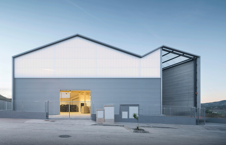 Центр фруктов и овощей Raspa y Amagado / FORarquitectura - Фотография экстерьера, фасад, окна