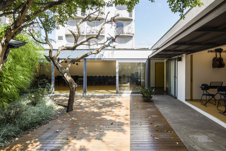 Музыкальное Пространство / RMAA - Reinach Mendoça Arquitetos Associados - Экстерьерная фотография, Фасад, Стул, Сад, Двор, Патио