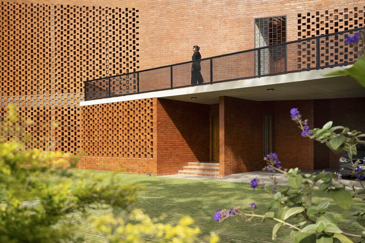 The Kenz House / Шриджит Шринивас - АРХИТЕКТОРЫ - Экстерьерная фотография, Окна, Кирпич, Фасад, Сад