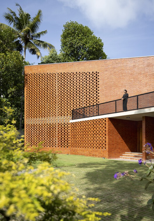 The Kenz House / Шриджит Шринивас - АРХИТЕКТОРЫ - Экстерьерная фотография, Окна, Кирпич, Фасад, Сад, Двор