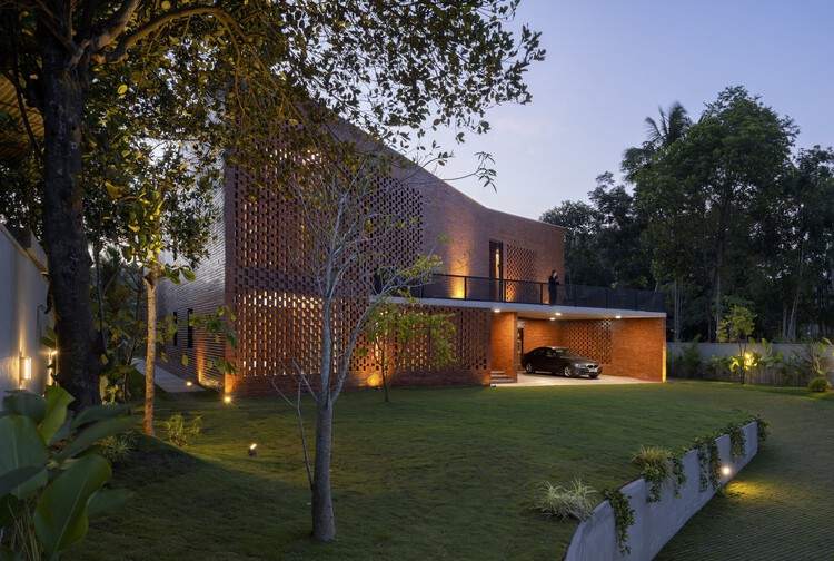 The Kenz House / Шриджит Шринивас - АРХИТЕКТОРЫ - Экстерьерная фотография, фасад, окна, сад, двор