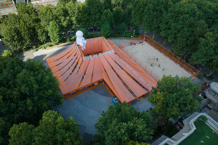 Погружение в летнюю беседку / UAO Design - Фото экстерьера, окна, сад