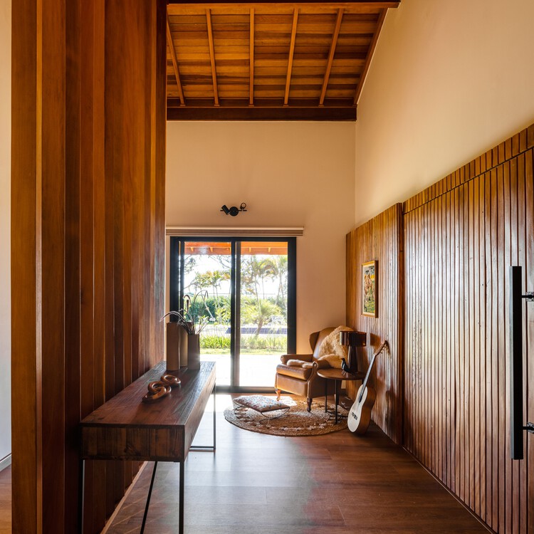 Marilu House / Piúna Arquitetura - Фотография интерьера, стул, балка