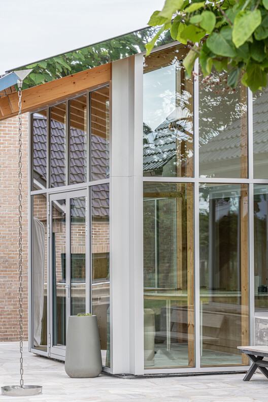 Вилла ABC / Objekt Architecten - Фотография интерьера, фасад, скамейка, окна