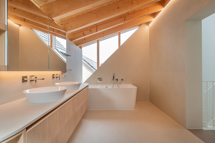 Villa ABC / Objekt Architecten - Фотография интерьера, Ванная комната, Раковина, Столешница, Ванна, Балка