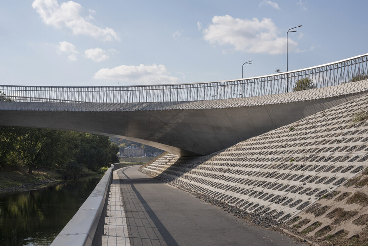 Bridge Plaza / KILD - Фотография экстерьера, балка